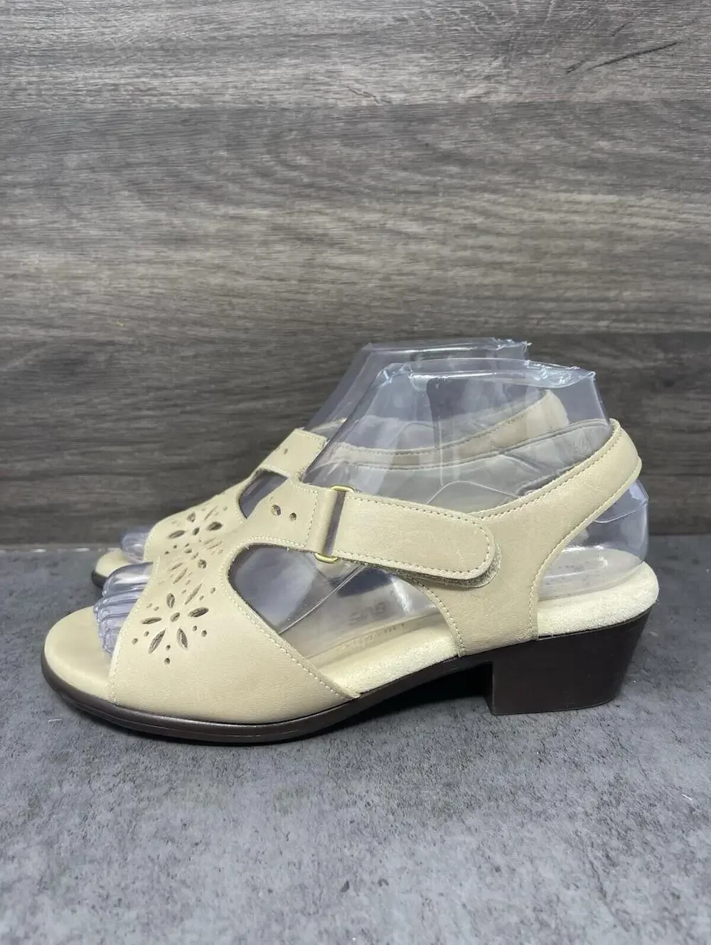 SAS Sunburst Sandals Womens Size 6.5 Cream Leather Wedge Heel